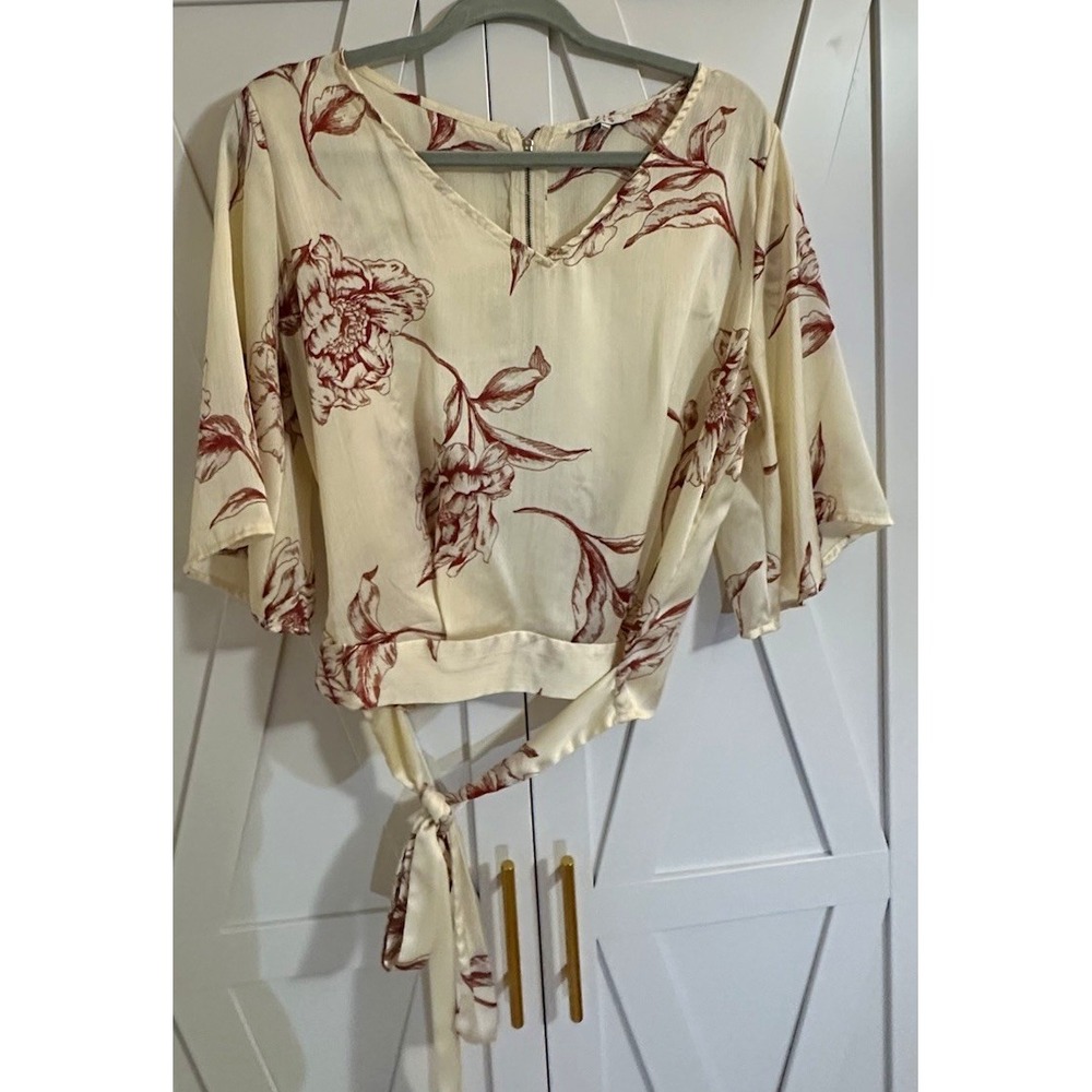Iris Women's Ivory/Red Floral V-Neck 3/4 Sleeve Tie Hem Blouse, Size L